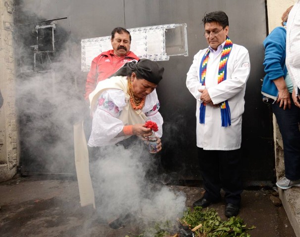 QUITO. Ni bien recuperó la libertad el sábado pasado, Carlos Figueroa (d) recibió una limpia al pie de la Cárcel 4 y luego acudió al Colegio de Médicos de Pichincha. Alfredo Cárdenas