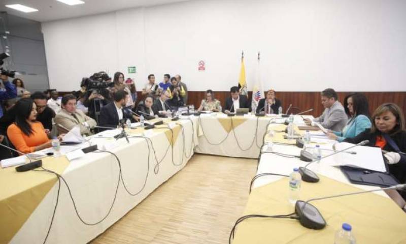 Política. Ante la Comisión Ocasional acudió ayer José Serrano, para responder a interrogantes de sus colegas. Foto: La Hora