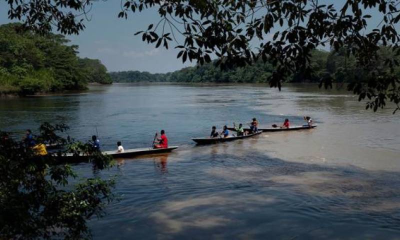 Foto publicada por la ONG Amazon Frontline y Alianza Ceibo que muestra a miembros de la nación indígena Siekopai en el río Aguarico en la comunidad de Waiya en Ecuador, el 16 de abril de 2020 durante la nueva pandemia de coronavirus covid-19. Foto: AFP