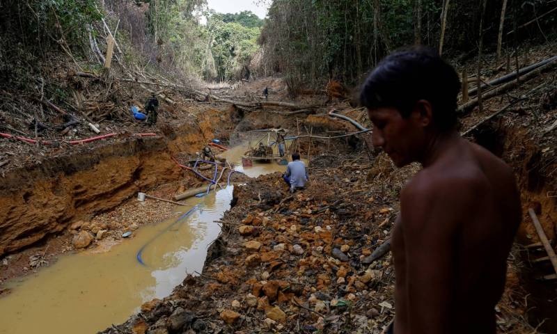 Imagen de archivo de un indígena yanomami acompañando a operarios de la agencia de medioambiente brasileña durante una operación contra la minería ilegal de oro en tierra indígena del estado de Roraima, en Brasil. BRUNO KELLY REUTERS