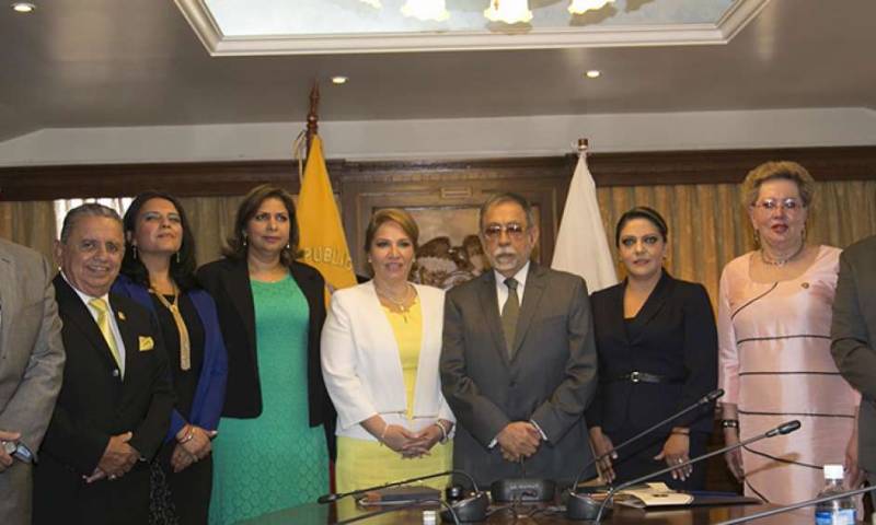 En 2015, Pamela M. llegó a la Corte Constitucional. En esta foto está junto a los magistrados de ese entonces, incluido Patricio Pazmiño (esquina der.)  (Foto: El Telégrafo)