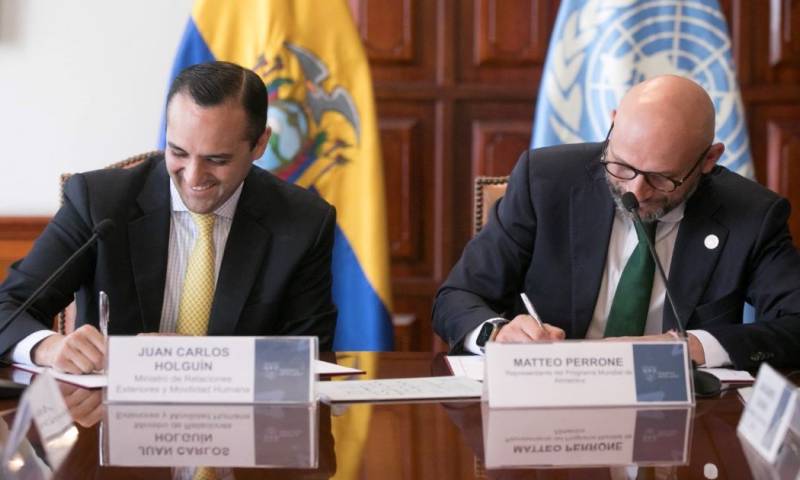 En la firma participaron el ministro de Relaciones Exteriores, Juan Carlos Holguín, y el representante del PMA en Ecuador, Matteo Perrone / Foto: cortesía Cancillería