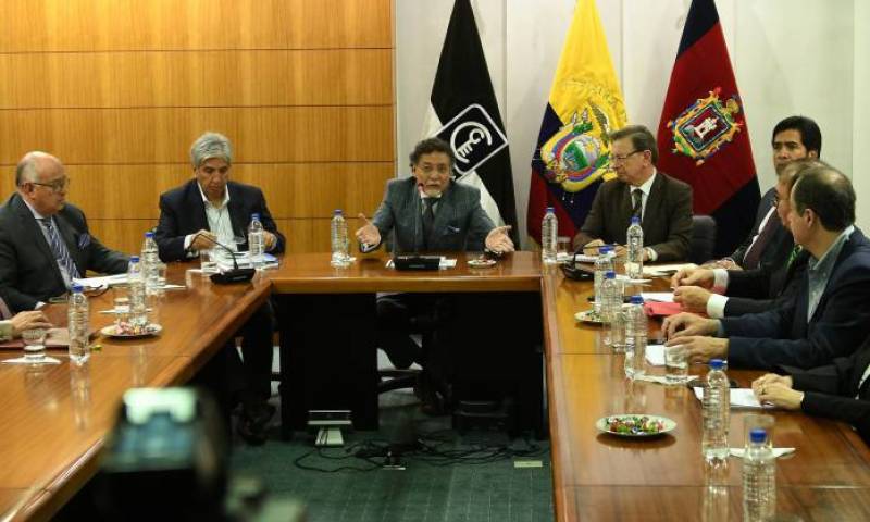 Pablo Celi (c), contralor general subrogante, durante una reunión con el Foro Económico. Foto: El Universo