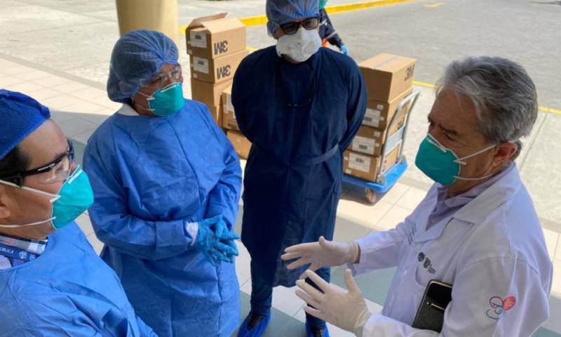  El ministro de Salud, Juan Carlos Zevallos, durante una visita al hospital de Sante Elena, el 4 de abril de 2020. - Foto: @DrJuanCZevallos