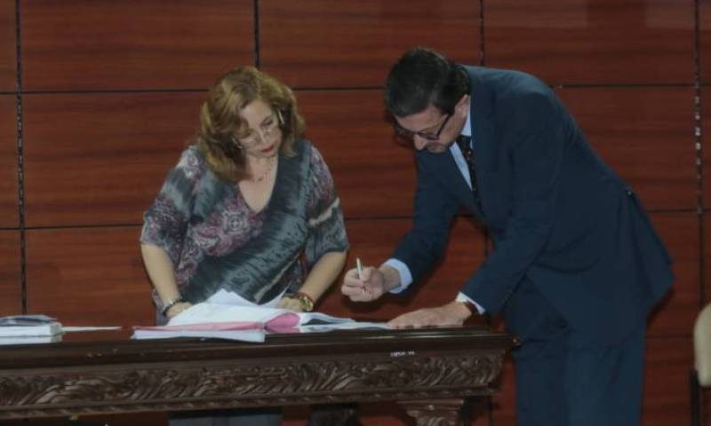 Diligencia. El procurador Íñigo Salvador reconoció la firma de la acusación particular por el caso Sobornos. Foto: Expreso