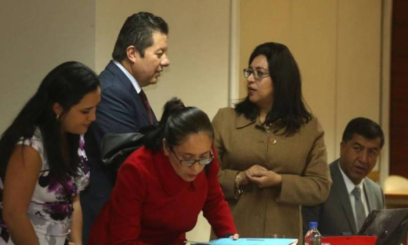 Diligencia. La fiscal Ruth Palacios dialoga con el delegado de la Procuraduría Marco Proaño, ayer en la Corte. Foto: Expreso