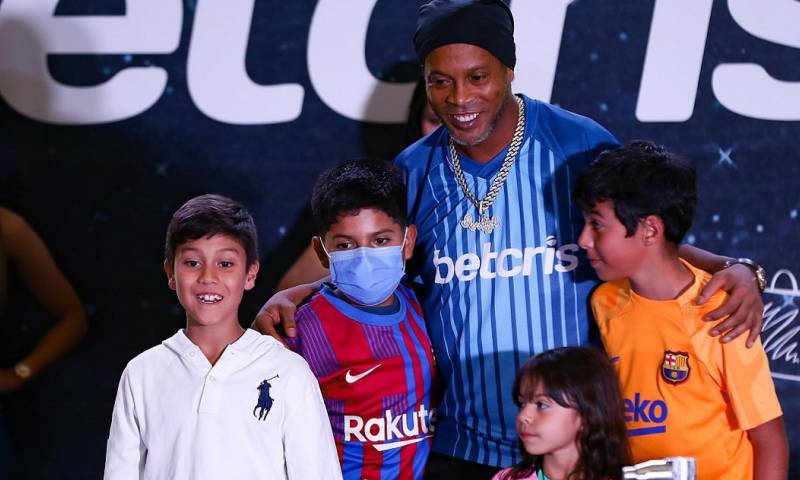 Con dos horas de retraso sobre la hora anunciada, Ronaldinho hizo su aparición ante la algarabía del público, que lo esperaba para verlo en persona / Foto: EFE