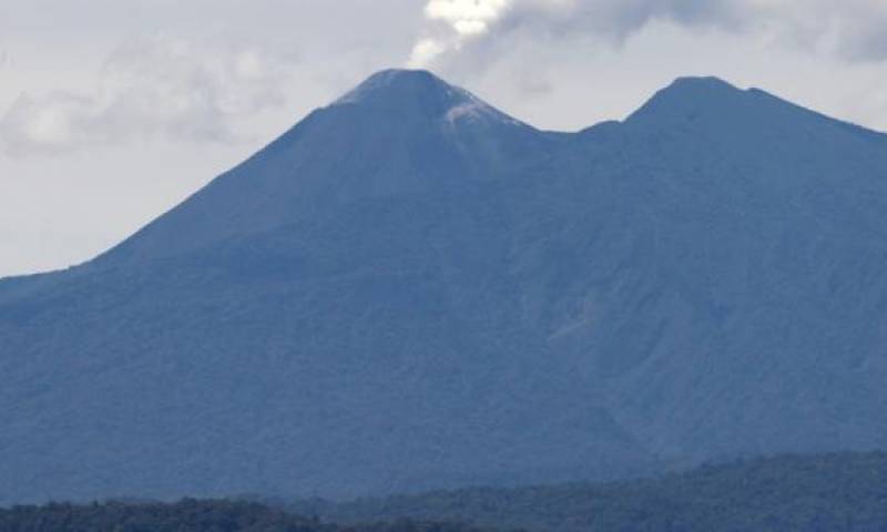 Imagen de archivo del año 2014. El volcán Reventador presenta una actividad volcánica alta. En ocasiones se registran emisiones de vapor, gases y bloques incandescentes. Foto:  El Comercio