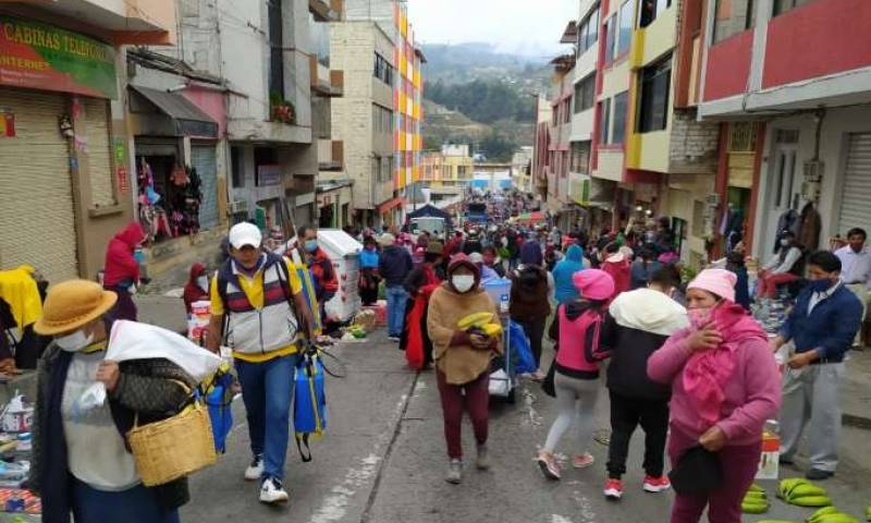 PELIGRO. Uno de los puntos de mayores aglomeraciones en Ambato es la plaza Primero de Mayo. Foto: La Hora