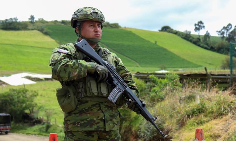 Este despliegue fue acordado por los presidentes de Ecuador y Colombia, y se ha comenzado a aplicar tras la cumbre bilateral llevada a cabo a finales de enero / Foto: EFE