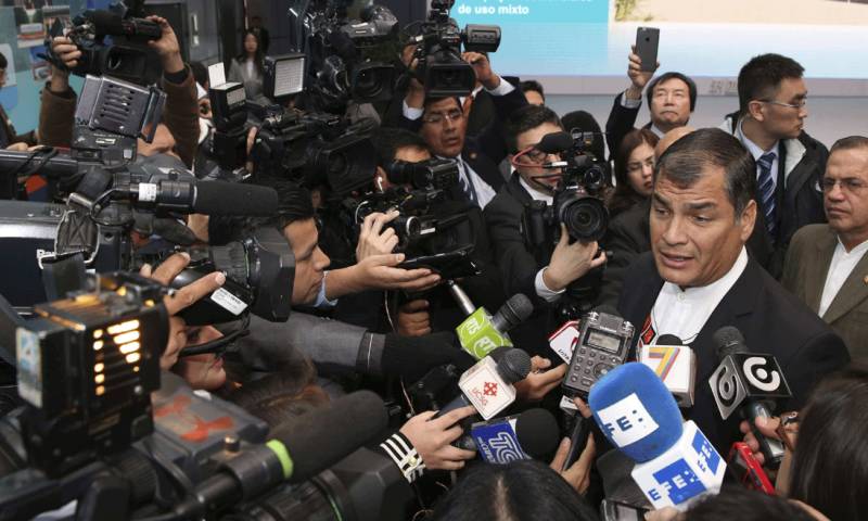 PEKÍN, China.- El presidente de Ecuador, Rafael Correa, durante su visita al Parque Tecnológico Zhongguancun, dentro de su viaje de Estado a China. EFE