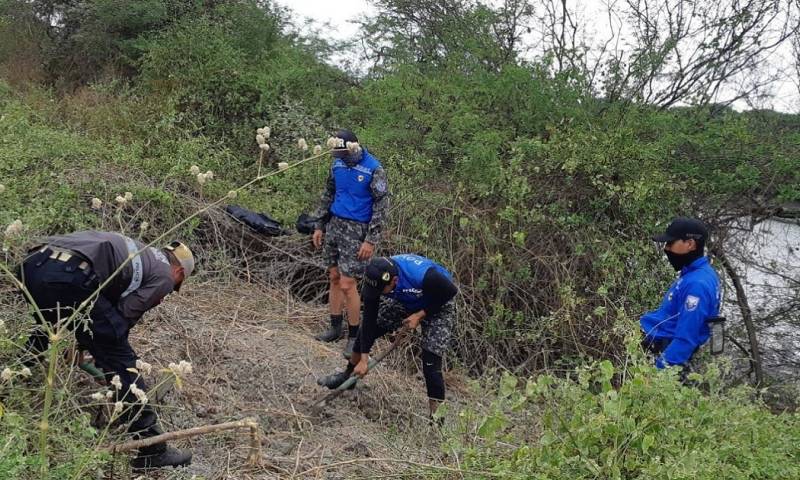 Una fosa común con restos de seis personas fue hallada en una zona de manglar situada en el sur de Guayaquil, según informó la Policía Nacional / Foto: Cortesía Policía Nacional