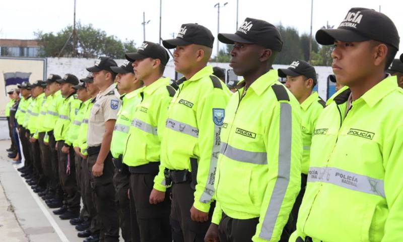 Juan Zapata, recorrió Carchi. Visitó a los servidores policiales de la Zona 1 para levantar la moral de los uniformados / Foto: cortesía ministerio de Interior