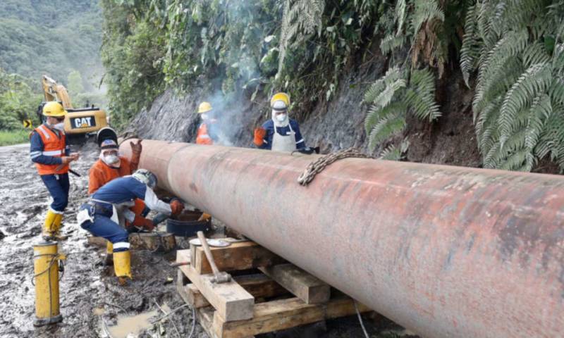  Técnicos trabajan en la reparación del Sistema de Oleoducto Transecuatoriano (SOTE), en el sector San Rafael, el 13 de abril de 2020. - Foto: Petroecuador