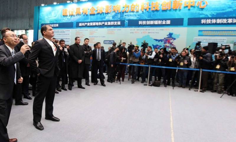 El presidente Rafael Correa (d) visitó el parque tecnológico Zhongguancun, uno de los más importantes de China