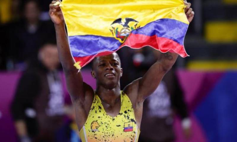 Andrés Montaño festeja después de ganar al colombiano Dicther Toro en 60 kg. Foto: El Comercio