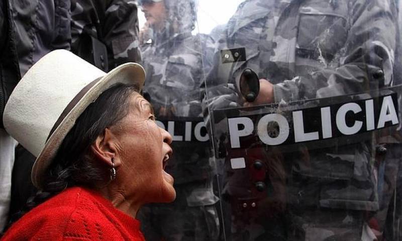 Una mujer indígena se encara con la Policía durante una protesta en la localidad ecuatoriana de Tarqui